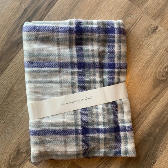 Do everything in love Accessories - NWT Blanket Scarf with Frayed Edges